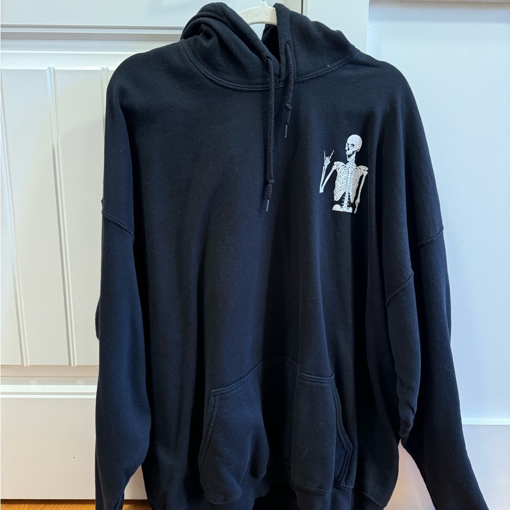 Women’s skull sweatshirt used but perfect condition.